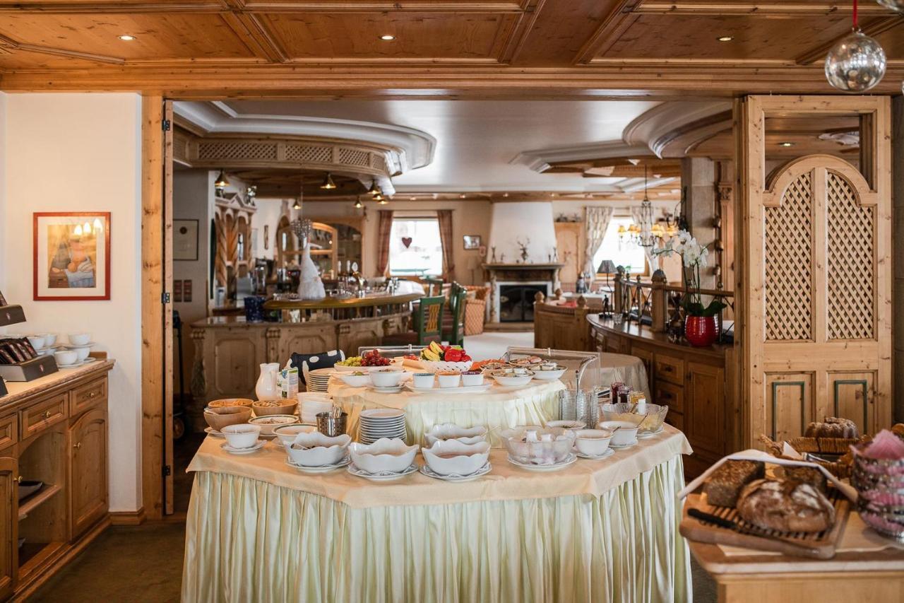 Bed & Breakfast Hotel Guggis Zürs エクステリア 写真