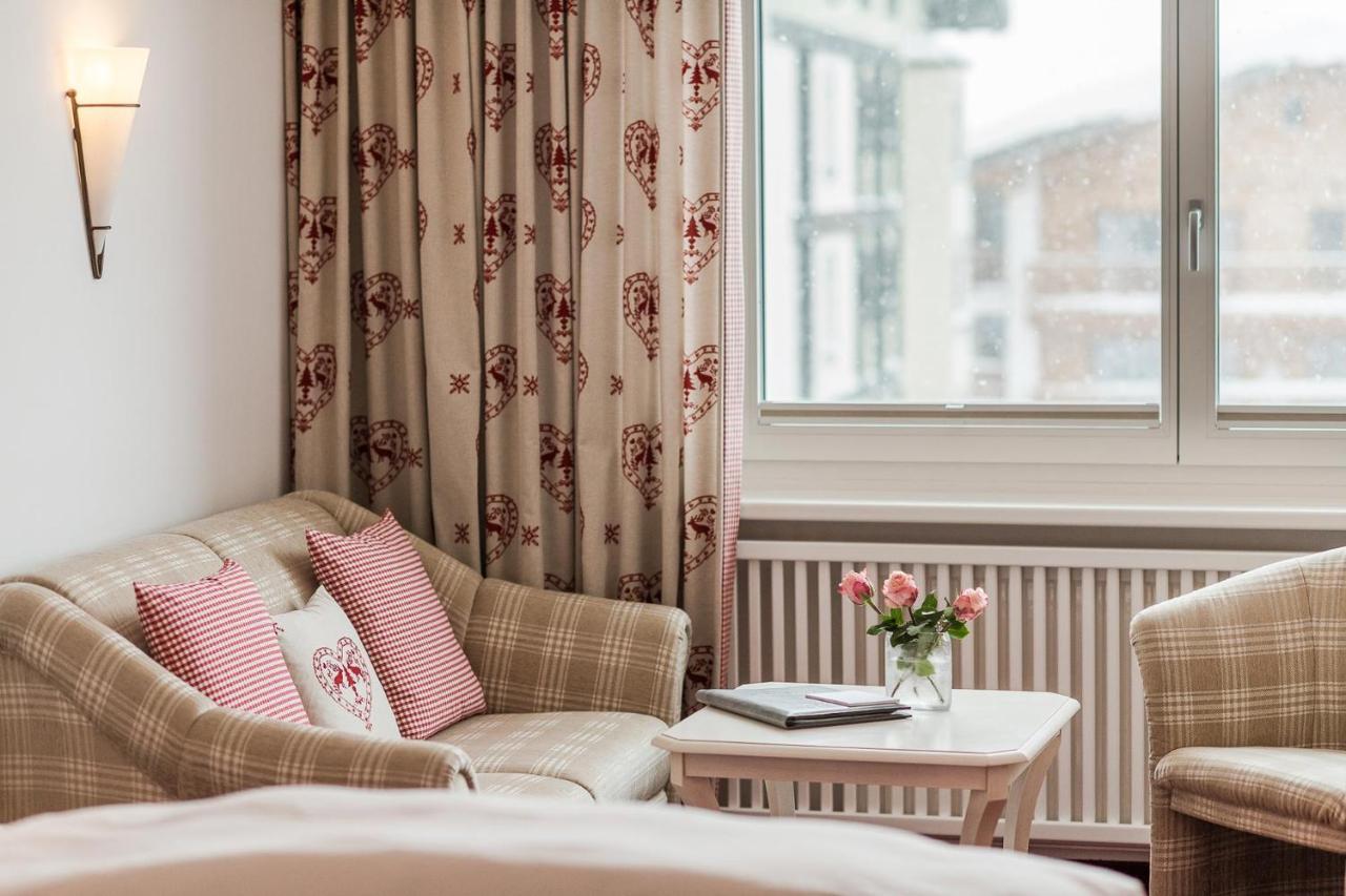 Bed & Breakfast Hotel Guggis Zürs エクステリア 写真