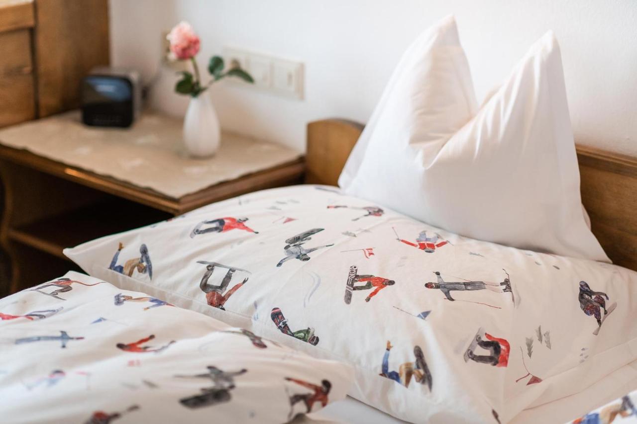 Bed & Breakfast Hotel Guggis Zürs エクステリア 写真