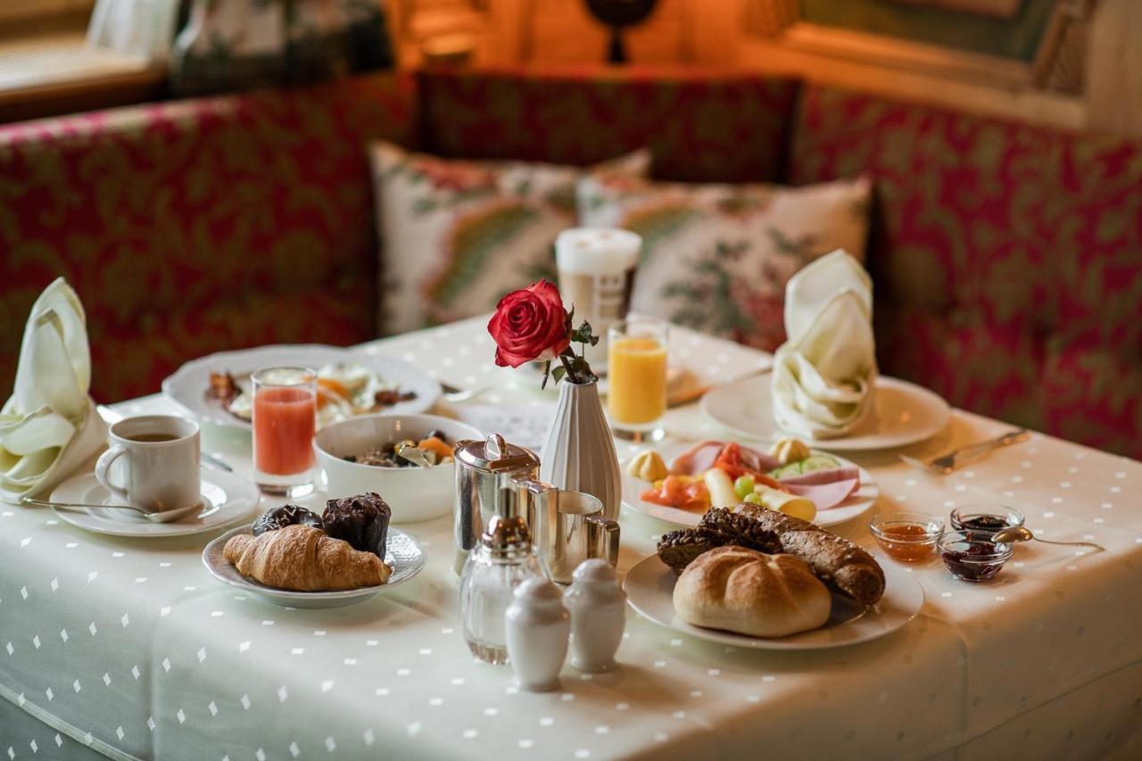 Bed & Breakfast Hotel Guggis Zürs エクステリア 写真