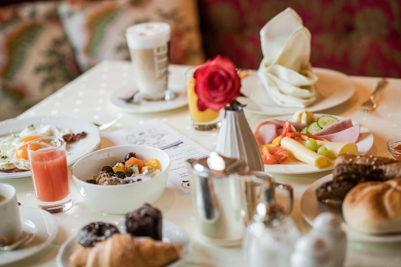 Bed & Breakfast Hotel Guggis Zürs エクステリア 写真