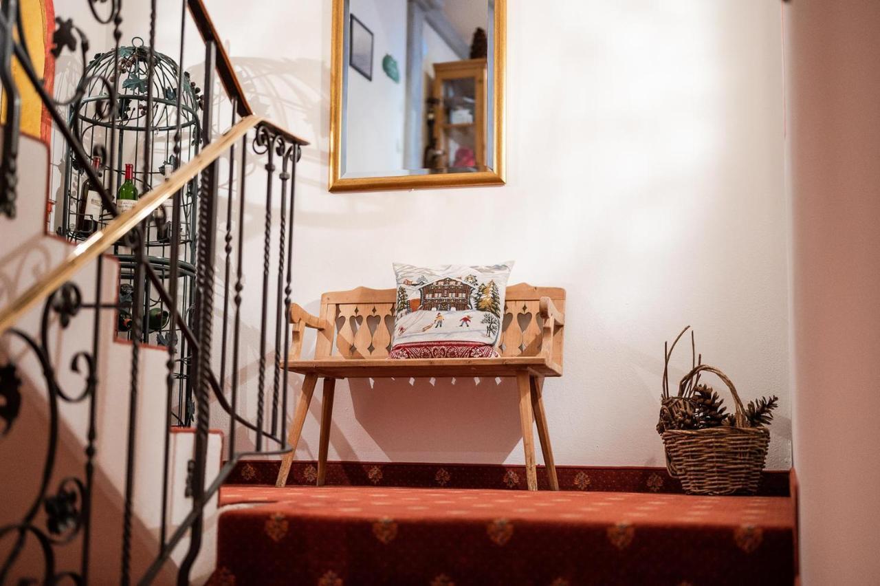 Bed & Breakfast Hotel Guggis Zürs エクステリア 写真
